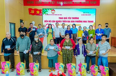 Ủy ban MTTQ Việt Nam phường Nha Trang trao 100 suất quà cho các hộ cận nghèo